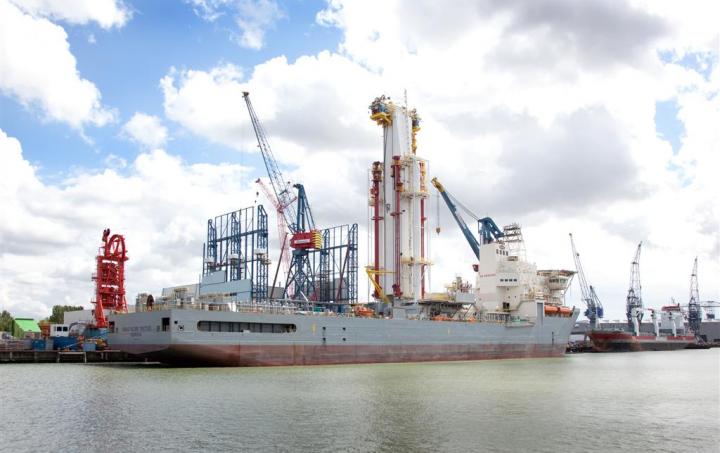 Noble Globetrotter I at Huisman Schiedam Quay