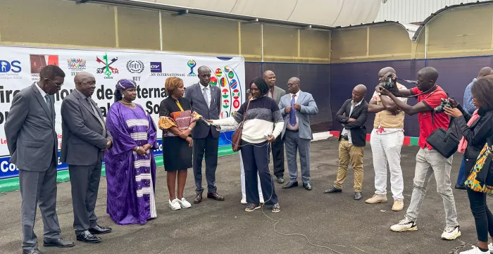 Le directeur régional de l'OIT, Fanfan Rwanyindo, et plusieurs autres participants de haut niveau au séminaire IFDS à Bujumbura participent à une conférence de presse à leur arrivée à l'aéroport.