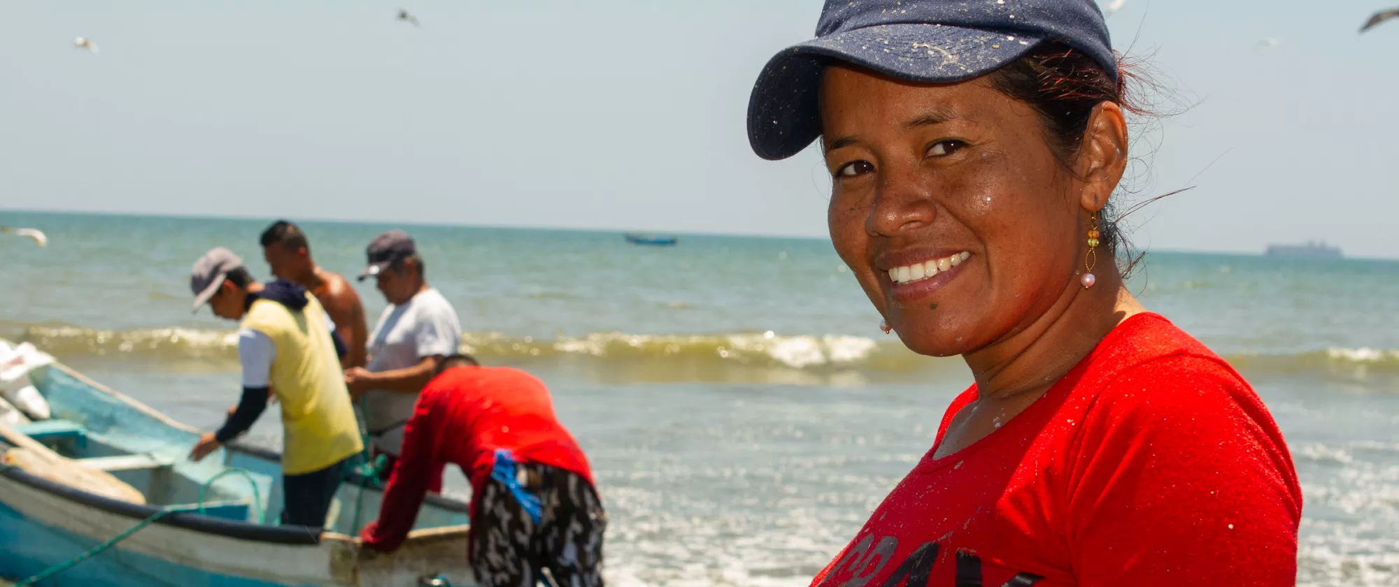 Mujer pescadora ecuatoriana en el mar