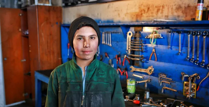 Young apprentice in a mechanical workshop in Türkiye